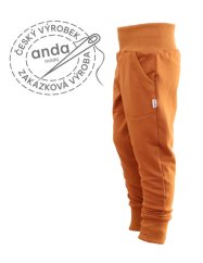 Skořicové tepláky bez počesu